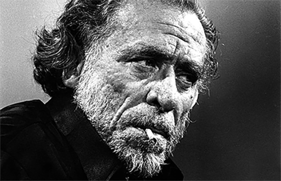 fotografia del escritor Charles Bukowski un anciano de pelo largo y canoso aleman fumando